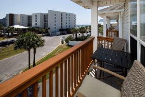 En balkon eller terrasse på Sunset Cottages 4C Pet friendly condo