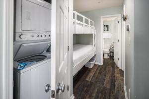 En eller flere senge i et værelse på Sunset Cottages 4C Pet friendly condo + 22 billeder