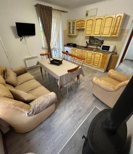 Una cocina o cocineta en Оселя Східниця