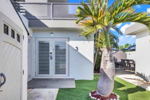 una palmera en el patio de una casa en AQUA Ville Moderna - Serene 16BR Coastal Haven Villa with Pool, en Dorado 16 fotos más