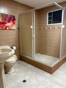 ロハにあるCasa Moderna en Loja - ideal para familiasのシャワー、トイレ、洗面台付きのバスルーム