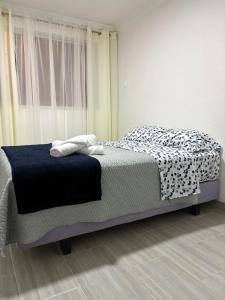 ロハにあるCasa Moderna en Loja - ideal para familiasのベッドルーム1室(チータ毛布、窓付)