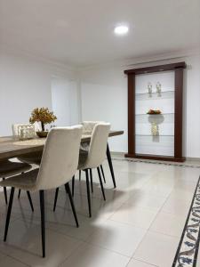 ロハにあるCasa Moderna en Loja - ideal para familiasの木製のテーブルと椅子のあるダイニングルーム