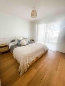 En eller flere senge i et værelse på Laurel-Lee ROBE Coastal Stay Long Beach with fire PET friendly 3 bedroom 350 walk to Longbeach + 26 billeder