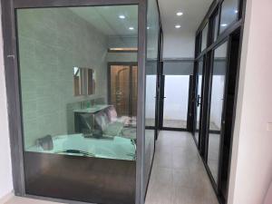 un bagno con vasca in una stanza con finestre di Villas Maciral Assinie a Assinie Altre 14 foto