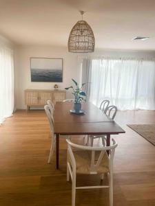Et tv og/eller underholdning på Laurel-Lee ROBE Coastal Stay Long Beach with fire PET friendly 3 bedroom 350 walk to Longbeach