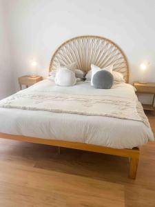 En eller flere senge i et værelse på Laurel-Lee ROBE Coastal Stay Long Beach with fire PET friendly 3 bedroom 350 walk to Longbeach