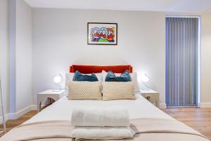 En eller flere senge i et værelse på Amity Slawn by Artsy