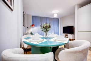 Et tv og/eller underholdning på Amity Slawn by Artsy