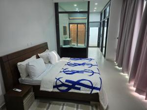 una camera da letto con un letto con una coperta blu di Villas Maciral Assinie a Assinie