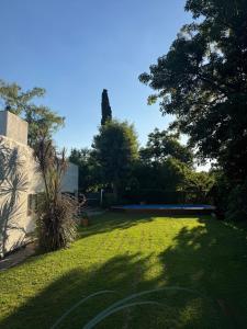 een tuin met een groot gazon met bomen en een gebouw bij Casa quinta ideal para descansar in General Rodríguez +2 foto's