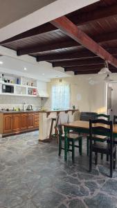 een keuken met een tafel en stoelen in een kamer bij Casa quinta ideal para descansar in General Rodríguez