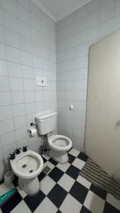 een badkamer met toilet en wastafel bij Casa quinta ideal para descansar in General Rodríguez