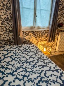 Кровать или кровати в номере Chambre privée dans appartement partagé