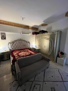 アブダビにあるzein Appartementのベッドルーム1室(ベッド1台付)