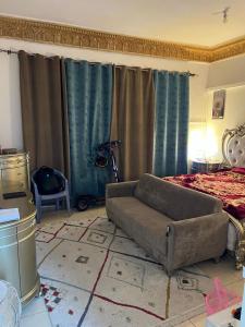 アブダビにあるzein Appartementのソファとベッドのあるリビングルーム