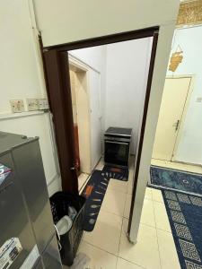 アブダビにあるzein Appartementの部屋へのドアが開いている空の部屋