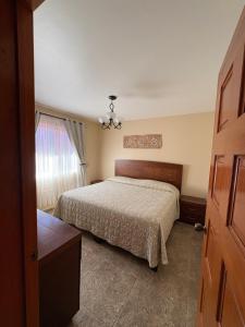 HuichapanにあるVillas San Franciscoのベッドと窓のある寝室