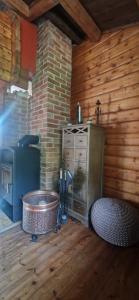 een kamer met een open haard en een bakstenen muur bij Harestua  +20 foto's