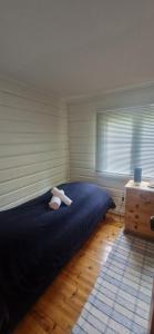 een slaapkamer met een groot bed met een knuffeldier erop bij Harestua 