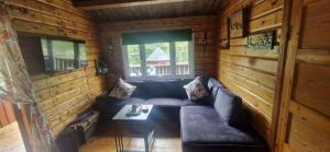 een woonkamer met een bank en een tafel bij Harestua 