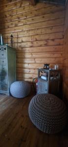 een kamer met houten muren en houten vloeren en twee krukken bij Harestua 