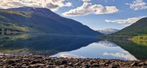 uitzicht op een meer met bergen op de achtergrond bij Harestua 