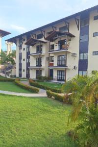 ein großes Apartmenthaus mit grünem Rasen in der Unterkunft Residencial Alter do Chao - Apartamento Duplex in Santarém