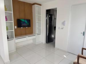 巴纳伊巴Casa em Parnaíba的带冰箱和电视的厨房