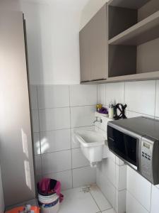 巴纳伊巴Casa em Parnaíba的带水槽和微波炉的小厨房