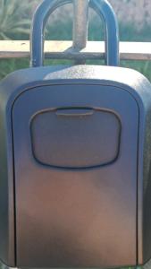 un primo piano di una valigia con una maniglia di Casa reformada com Ar condicionado e Garagem, perto CMPC e BR 116 com Self Check-in a Guaíba