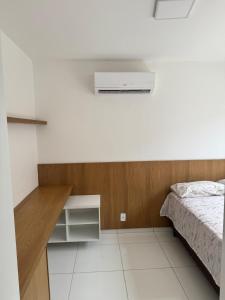 巴纳伊巴Casa em Parnaíba的一间带床和书桌的小卧室 更多24张照片