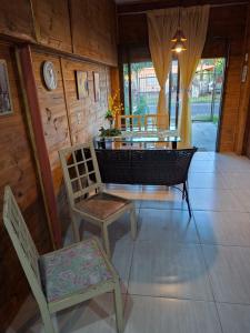 una stanza con sedie e tavolo e tavolo con sedie di Casa reformada com Ar condicionado e Garagem, perto CMPC e BR 116 com Self Check-in a Guaíba Altre 98 foto