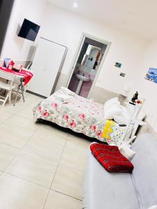 een slaapkamer met een bed, een tafel en een stoel bij B&B Rifugio Partenopeo - Centro Storico di Napoli in Napels