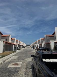 巴纳伊巴Casa em Parnaíba的停在街道边的房屋