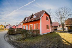 une maison orange et blanche sur le côté d'une rue dans l'établissement Casa Termalis in Terme Čatež, à Brežice