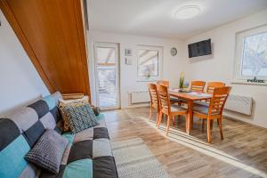 un salon avec un canapé, une table et des chaises dans l'établissement Casa Termalis in Terme Čatež, à Brežice