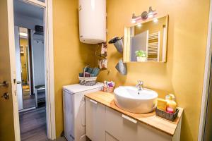 une petite salle de bain avec un lavabo et un miroir dans l'établissement Casa Termalis in Terme Čatež, à Brežice 25 autres photos