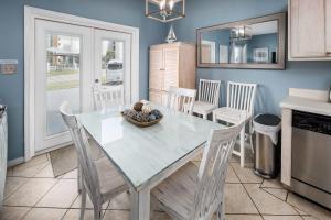 Køkken eller tekøkken på Sunset Cottages 5A Pet friendly condo