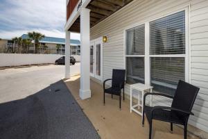 En balkon eller terrasse på Sunset Cottages 5A Pet friendly condo