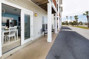 En balkon eller terrasse på Sunset Cottages 5A Pet friendly condo + 30 billeder