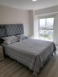 Postel nebo postele na pokoji v ubytování cozy apartment with swimming pool parking includ