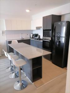 Kuchyň nebo kuchyňský kout v ubytování cozy apartment with swimming pool parking includ