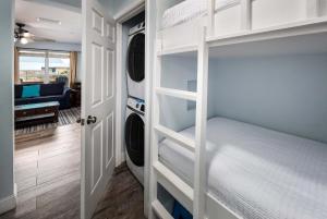 En eller flere senge i et værelse på Sunset Cottages 6C Pet friendly condo + 31 billeder