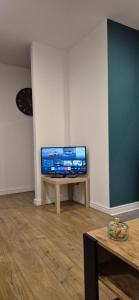 ein Wohnzimmer mit einem Flachbildfernseher auf einem Tisch in der Unterkunft Apartament Na Rynku in Bytom