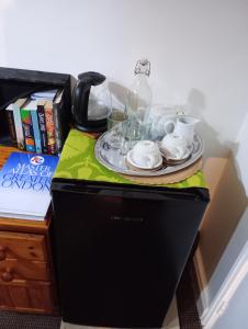 Køkken eller tekøkken på Double bed room in London with a bar