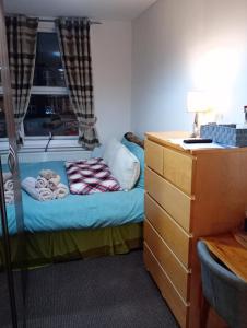 En eller flere senge i et værelse på Double bed room in London with a bar