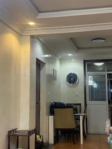 丘达德马拉波Piso的一间设有门、桌子和椅子的房间