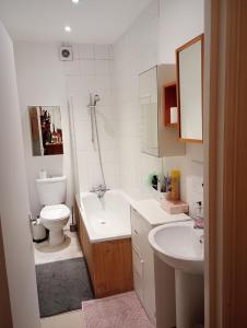 Et badeværelse på Double bed room in London with a bar