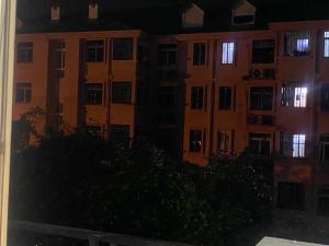 丘达德马拉波Piso的享有公寓大楼的夜间景致